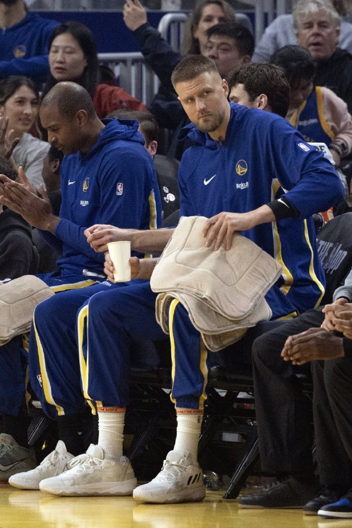 #勇士查不出波尔津吉斯病因##追梦格林身穿东北大花#科尔今日表示，勇士的医疗团队