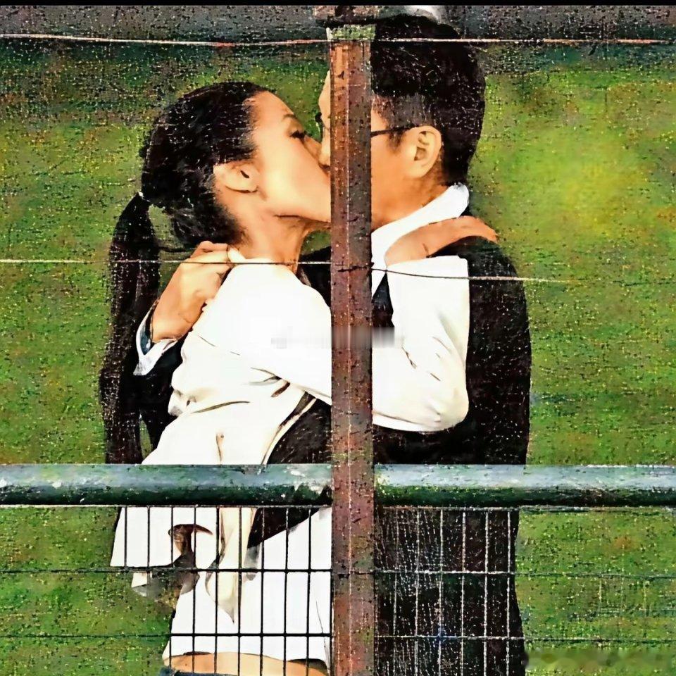 热恋时期的李嘉欣和许晋亨，在马场周围就忍不住亲吻起来，这也太恩爱了​​​