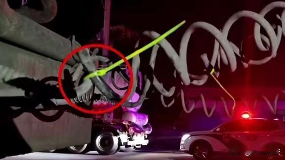 山东济南，张先生开大车途中停车吃饭，30分钟后回来启动车辆掉头时，刹车失灵追尾另