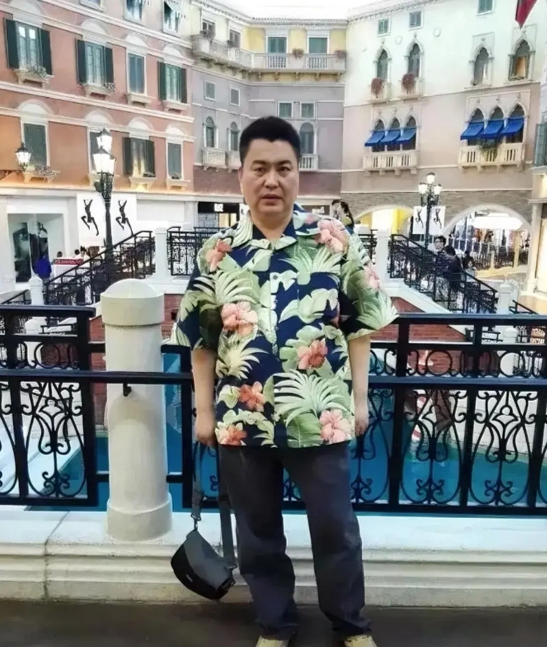 有人说张国荣的离世和大佬石雪有一定关系，当年张国荣想做导演，石雪财大气粗，就投资