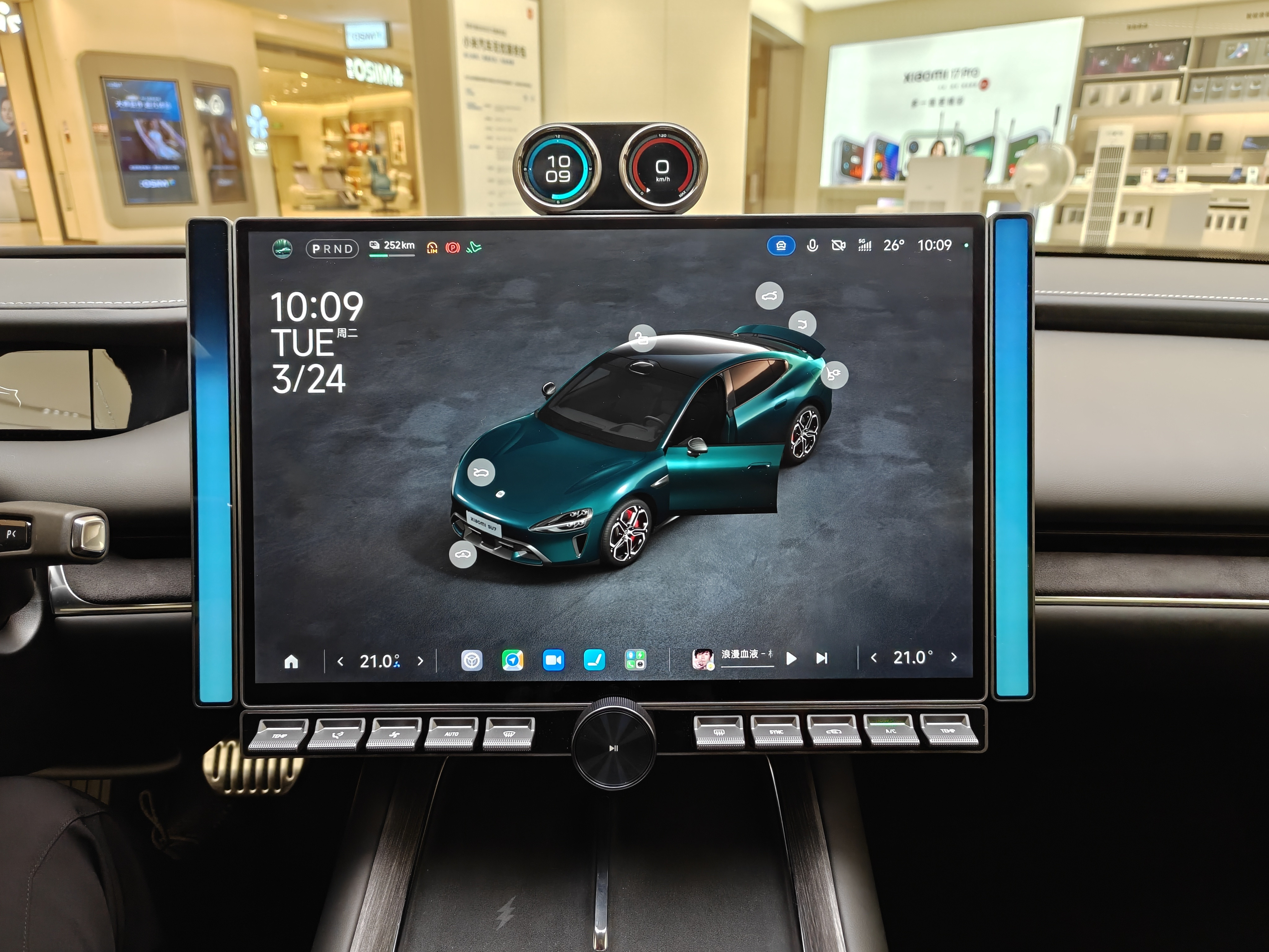 近距离看了小米SU7靛石绿的实车，金属漆在不同光线下流转的质感光泽，确实不是图片