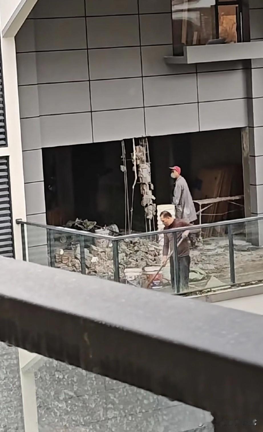 太野了！装修拆门窗的胆子比天大!刚刷到长沙一回收团队拆门窗的视频，俩师傅在