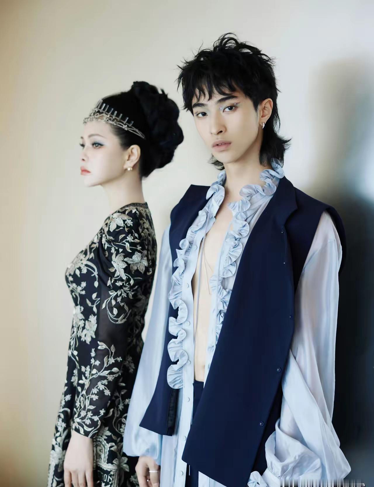 伊能静又翻车了！她和儿子恩利的合影，修得连亲妈都快认不出了。这哪是母子照，分