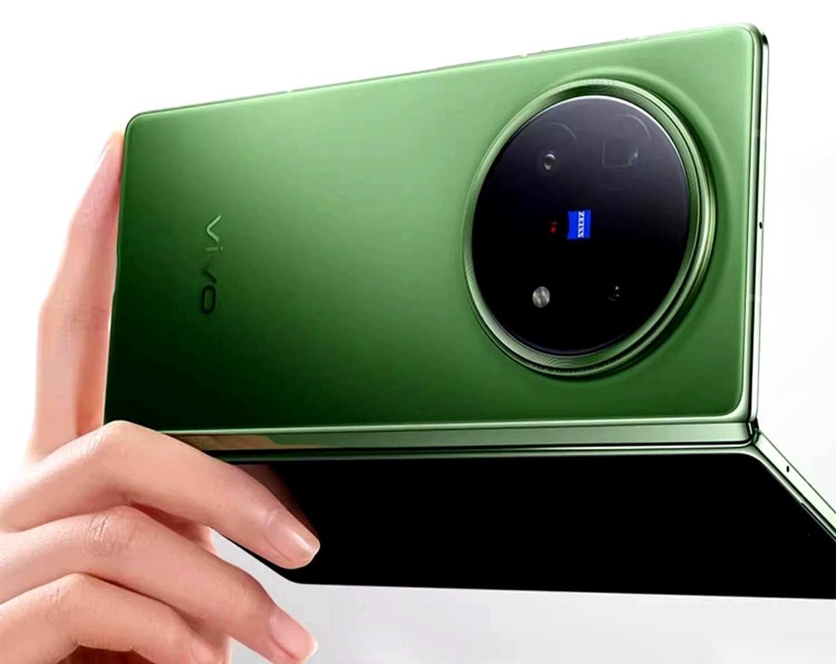 六千多！一个折叠屏手机！我拿到手的时候，说实话，心都哆嗦了一下。我本来那个手