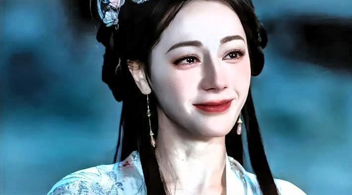 迪丽热巴被换人了。理由？说她生了孩子脸垮了，本人不敢承认，现在出来的是替身。