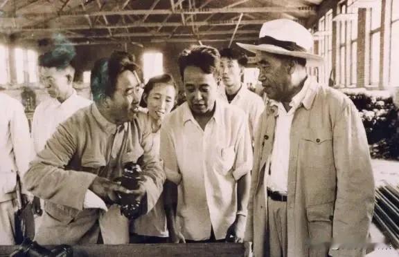 1959年8月，朱德元帅在建筑工程部部长刘秀峰陪同下在耀华玻璃厂视察的老照片。这