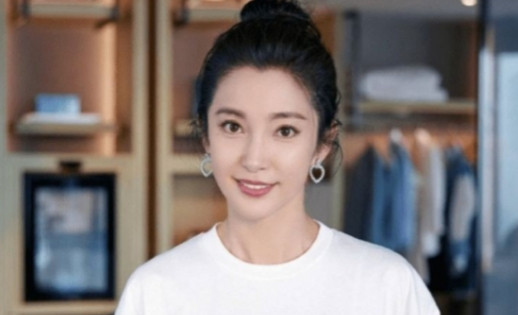 2009年，李冰冰开出12万月薪聘请保姆，一个保姆来应聘，把菜洗得干干净净。李冰