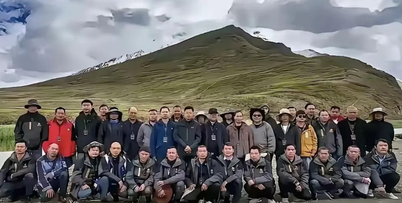 这就是为始祖鸟和蔡国强“炸山”提供各类支援和帮助的“全家福”。有相关人员到现场