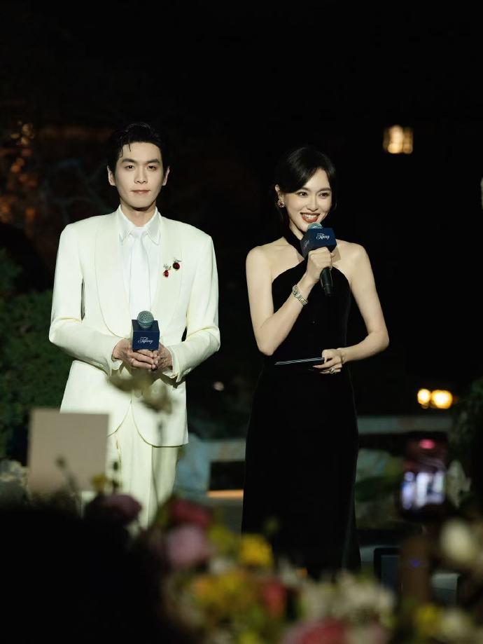 最近唐嫣和张若昀一起在北京出席时尚活动，两位站在一起还很有情侣范儿，也格外的般配