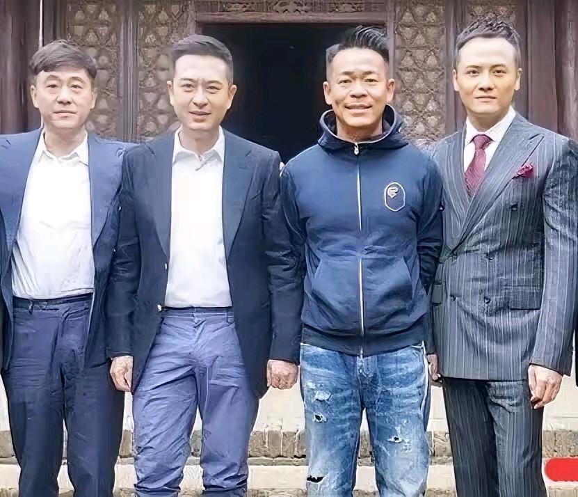 左一何冰，左二张嘉译，右二好像是唱歌的，你知道他的名字吗？
