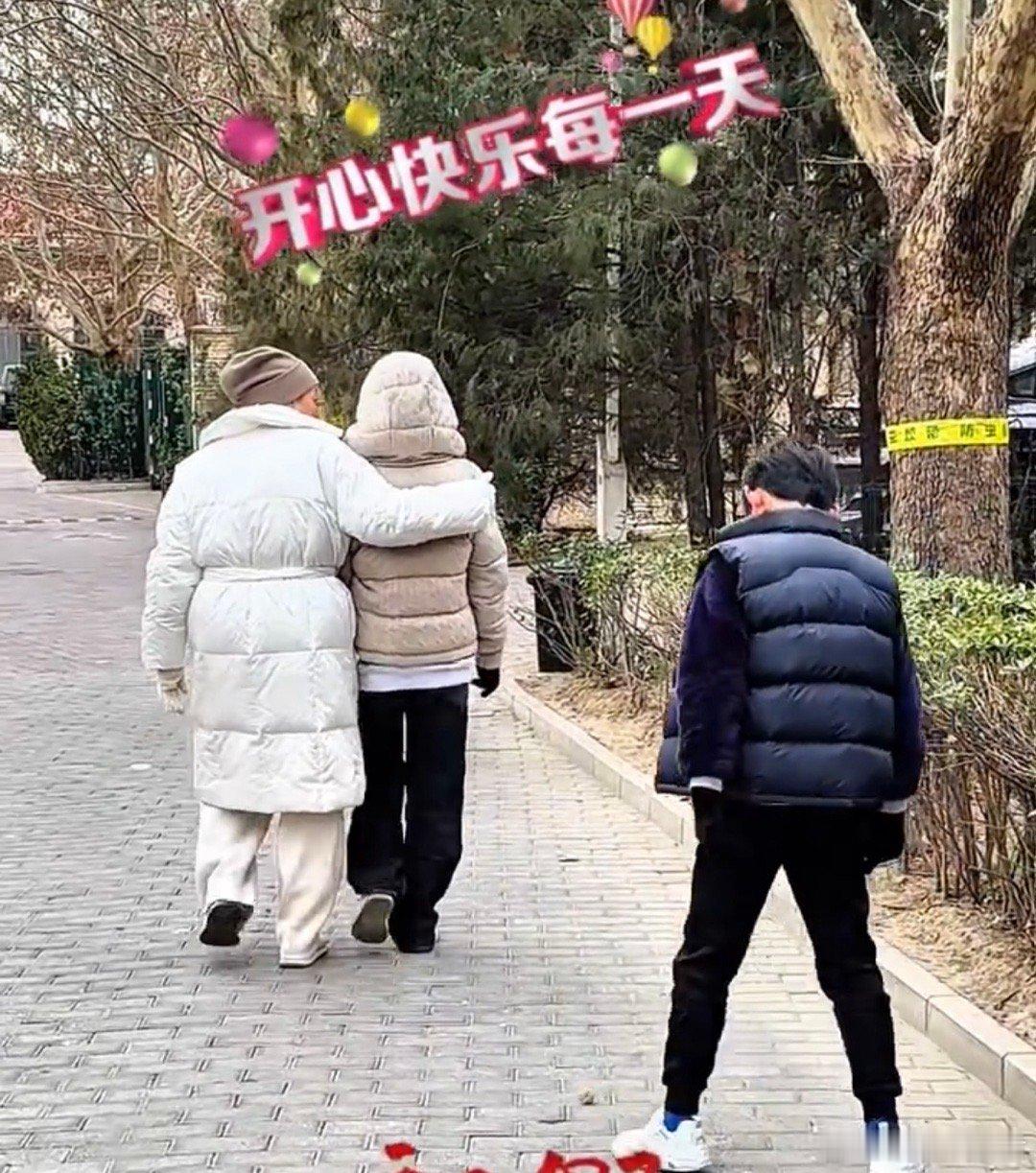 小玥儿小箖箖放寒假回北京过年，张兰开心的带着孙儿滑冰打球，12岁的玥儿个头都赶上