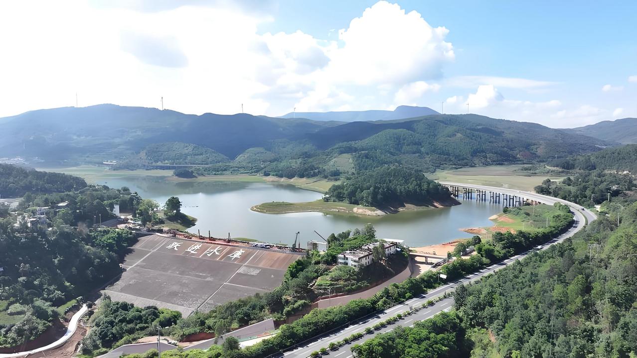 看到齐齐哈尔的一条新闻让我眼前一亮。齐齐哈尔市依安县的上游水库和跃进水库,水底沉