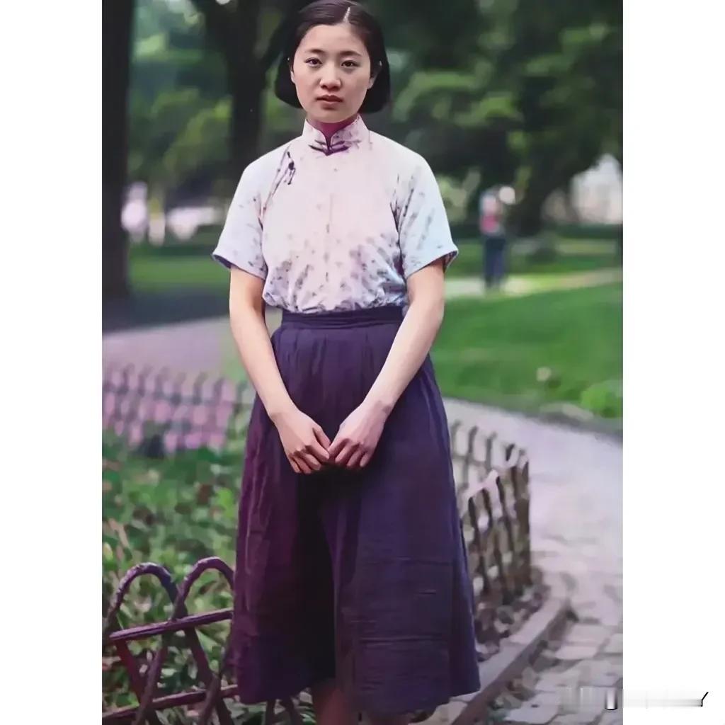 这是杜聿明将军的女儿杜致礼十八岁时的一张珍贵老照片，这并非演戏，而是她当时的真实