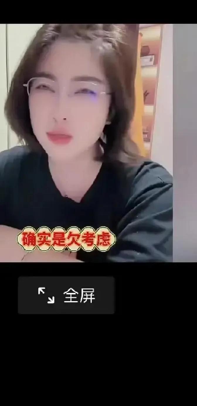 深圳宝安机场。女子跟男闺蜜准备出去旅游。登机前告诉丈夫玩半个月，丈夫让她回来，