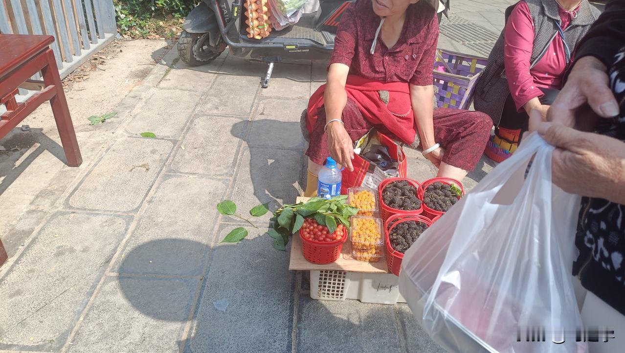 今年昆明的樱桃应该是大丰收了，种樱桃的也多，今天去赶集，看到到处是卖樱桃的，还有