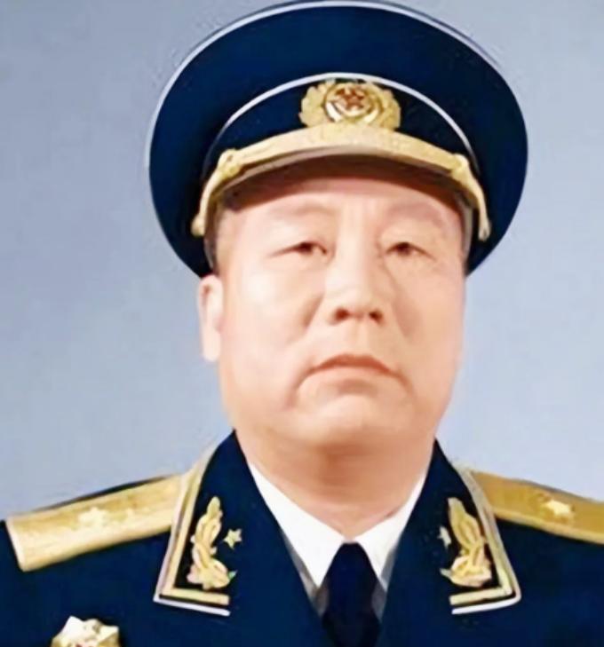 1945年，中苏军方宴会上，苏军和曾克林开玩笑，“你喝一杯酒，我就给一座军火库。