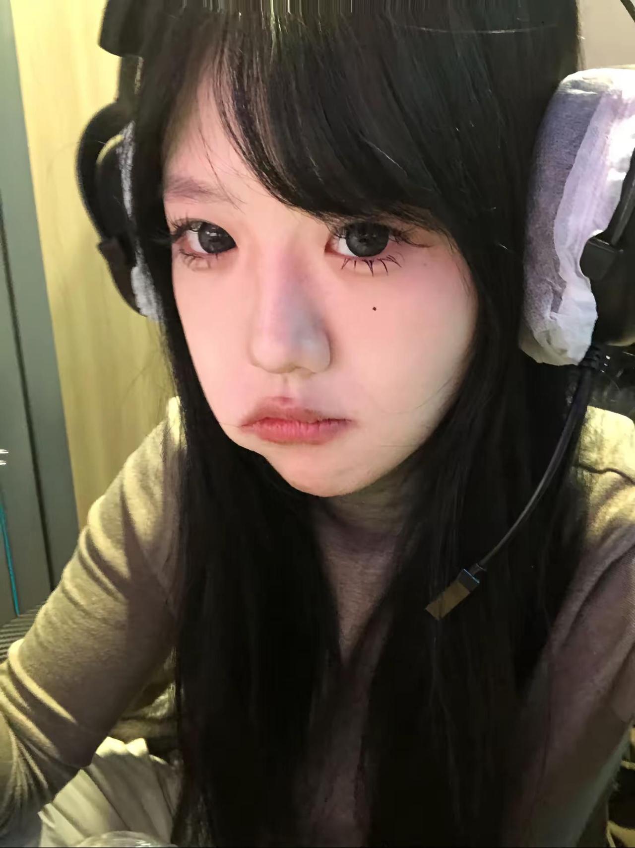 姐就这样欣赏自己亲手接的睫毛