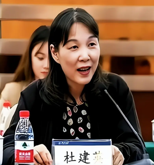 杜建英这下被打脸了吧！施幼珍的结婚证锁在保险柜里四十年现在成了最关键的证据