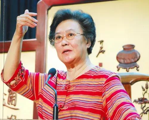 王铎：如何评价连丽如的评书？朋友们，中国的评书艺人现在不少。有人说是“四大家