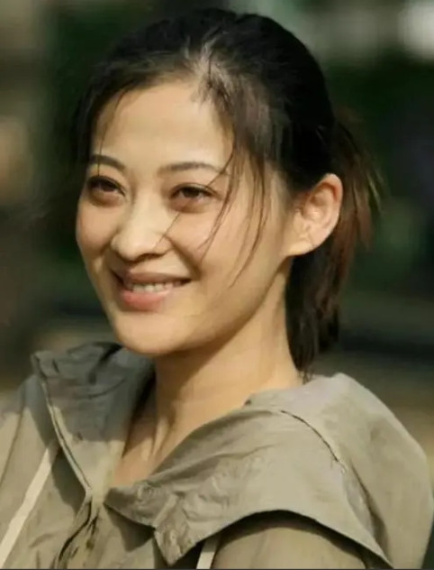 当年，梅婷生孩子时羊水栓塞，生命垂危，医生问家属：“救大人还是救孩子？”关键时刻