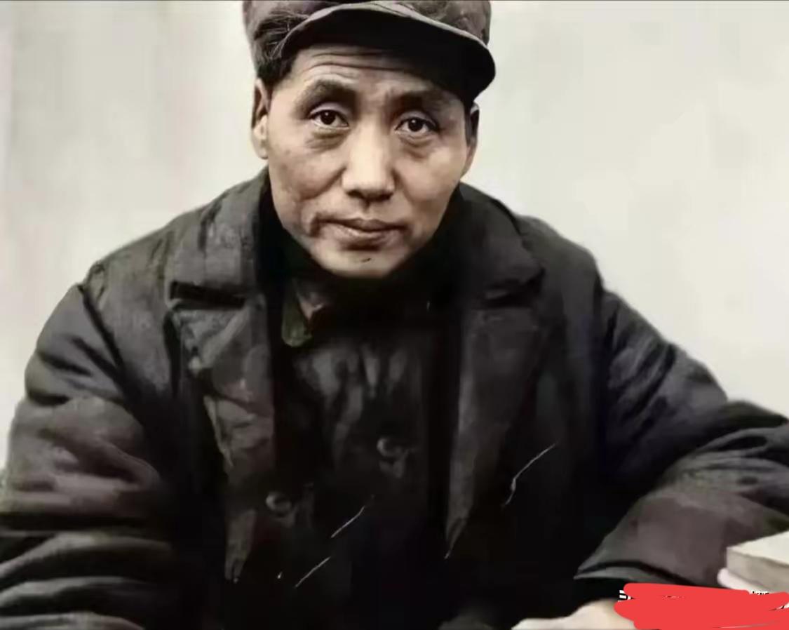 图一，是1936年底，结束长征后的毛泽东，图二，是电影《四渡》中刘烨的扮相，图三