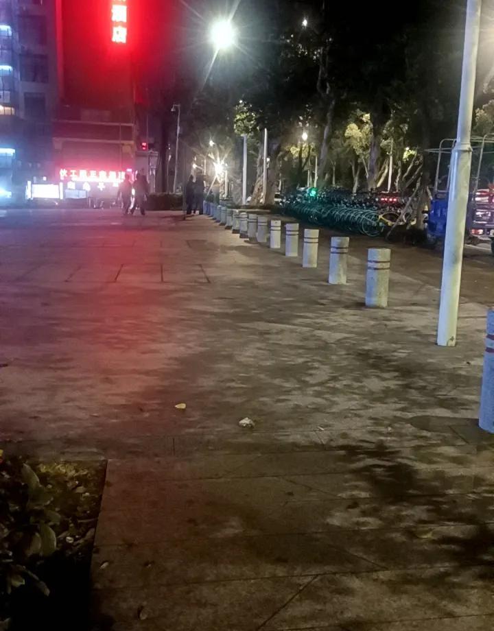 送外卖还能送出个“机床梦”？职校毕业的小哥送餐途中，竟被烧烤店老板拦下要教他搞