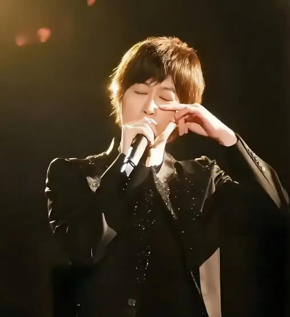 阿信50岁，舞台踩空摔下去，手擦破点皮，歌照唱，场照嗨。我爸也50，下楼梯