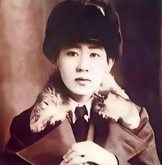 1924年，17岁的少女被59岁的养父叫到书房，但少女刚进书房，养父就按下了门锁