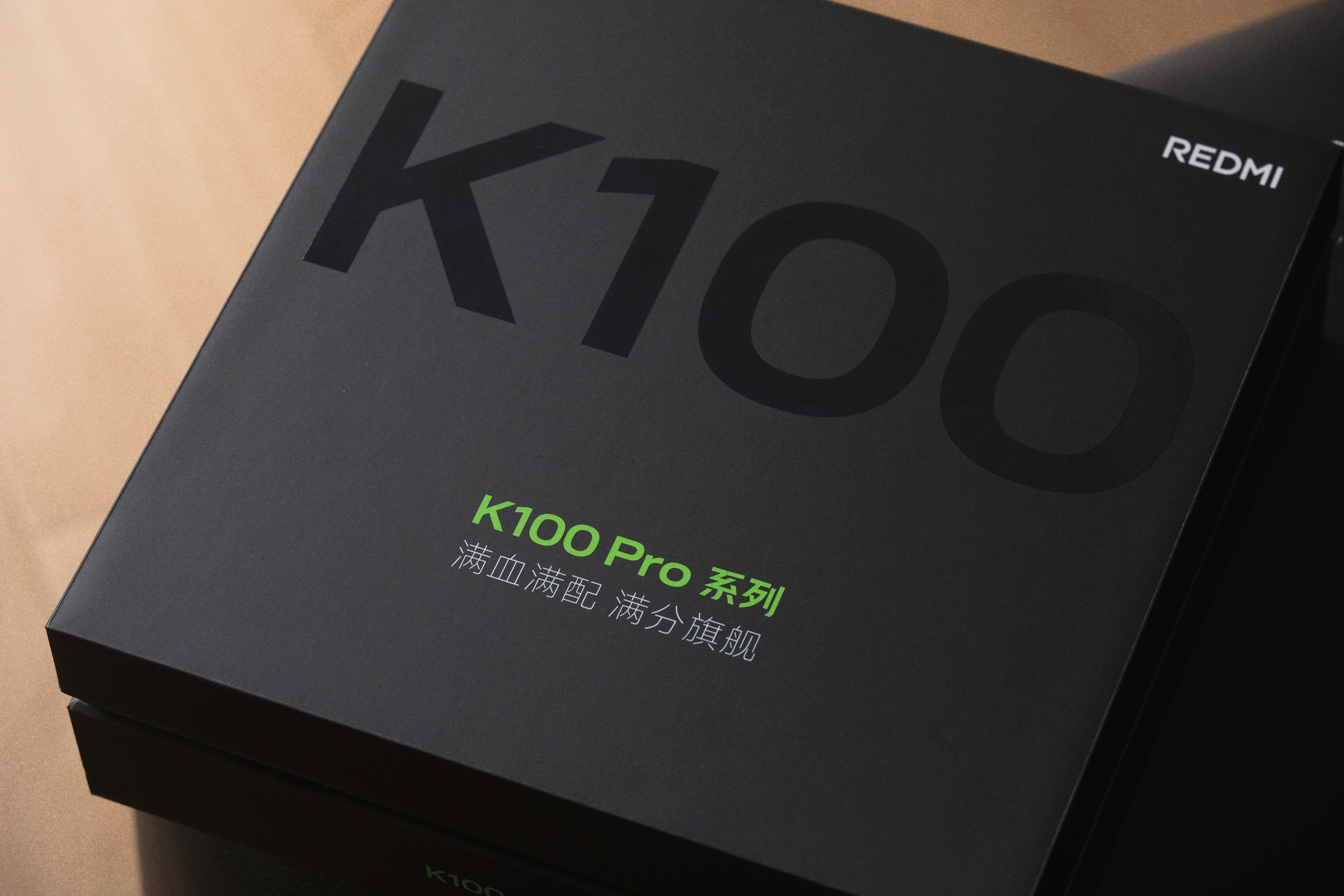 REDMIK100Pro系列邀请函，一份荧光礼盒，包含一件定制的荧光T恤、荧