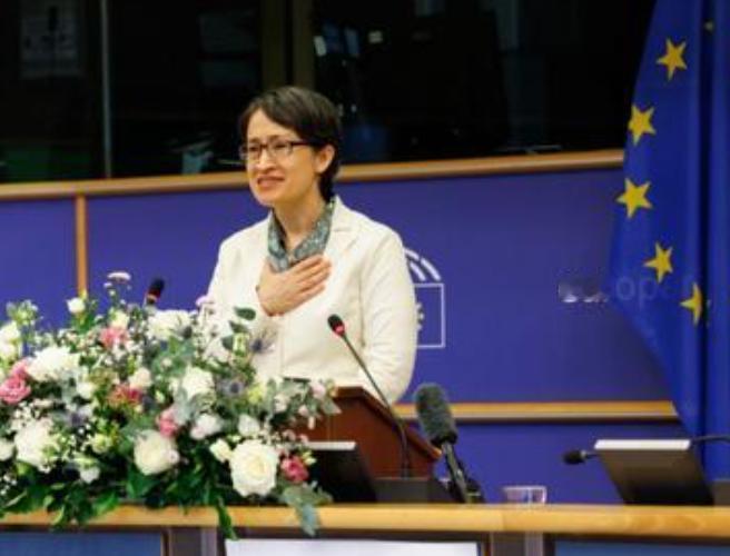 “死亡路上最后的绝望叫嚣”。“台独”头面人物萧美琴，知道自己是“秋后的蚂蚱蹦哒不