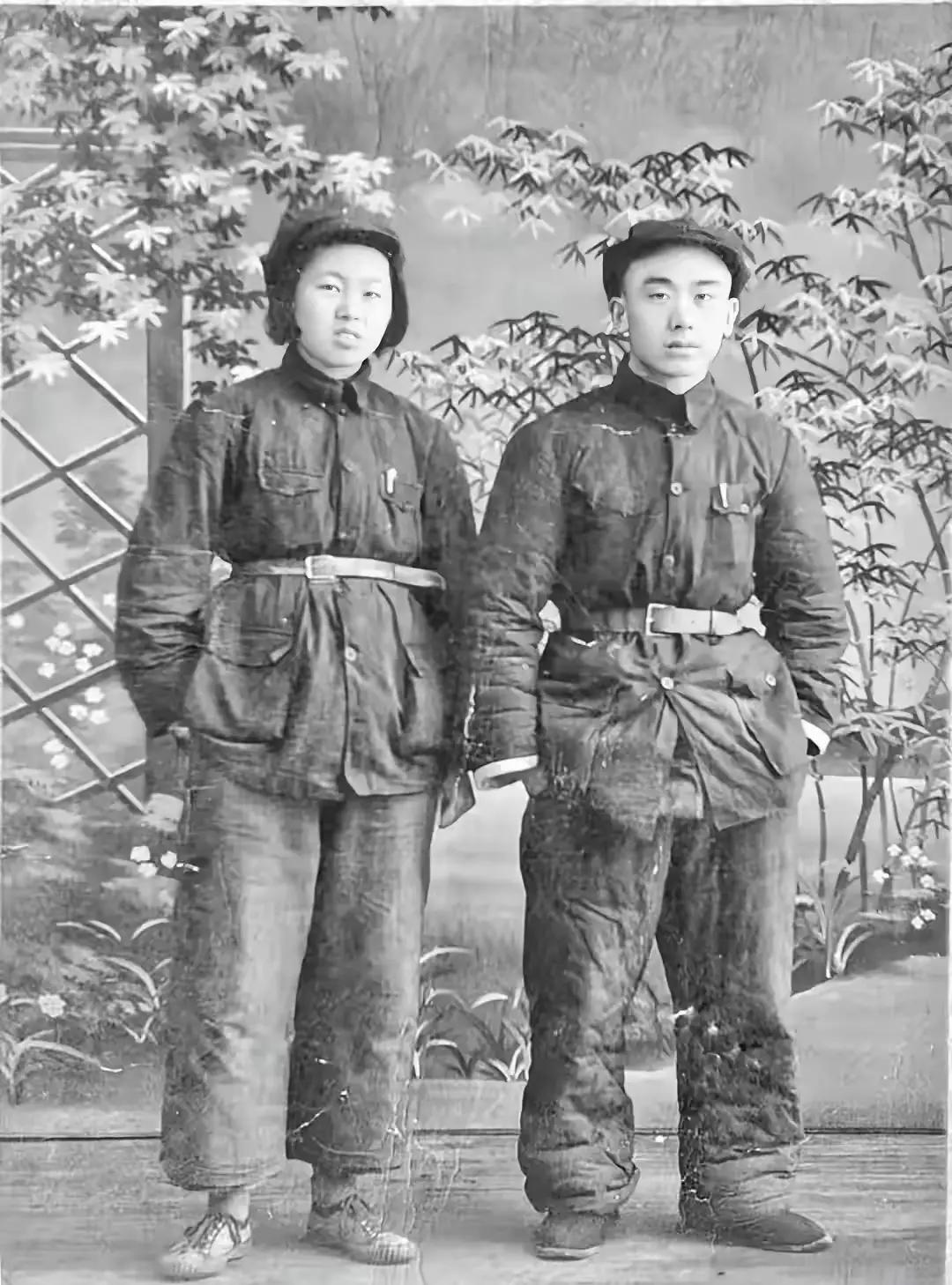 这是一张五十年代初汾阳第一任县长王彩彰和妻子的合照，以今天的人们看是太寒酸了，连