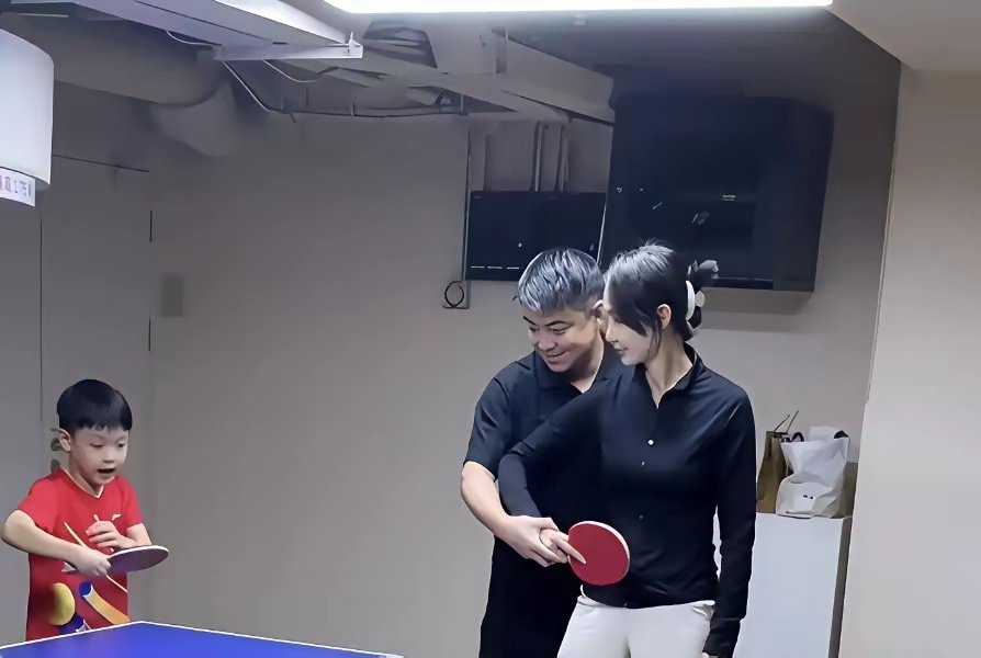 王皓手把手教妻子闫博雅打乒乓球，9岁儿子也在旁边，客串小教练，这家庭氛围太让人羡慕。​