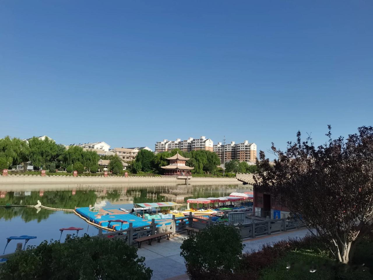 身为甘肃人，今年才第一次到敦煌。其实我一直不太明白为什么总说敦煌是世界的敦煌