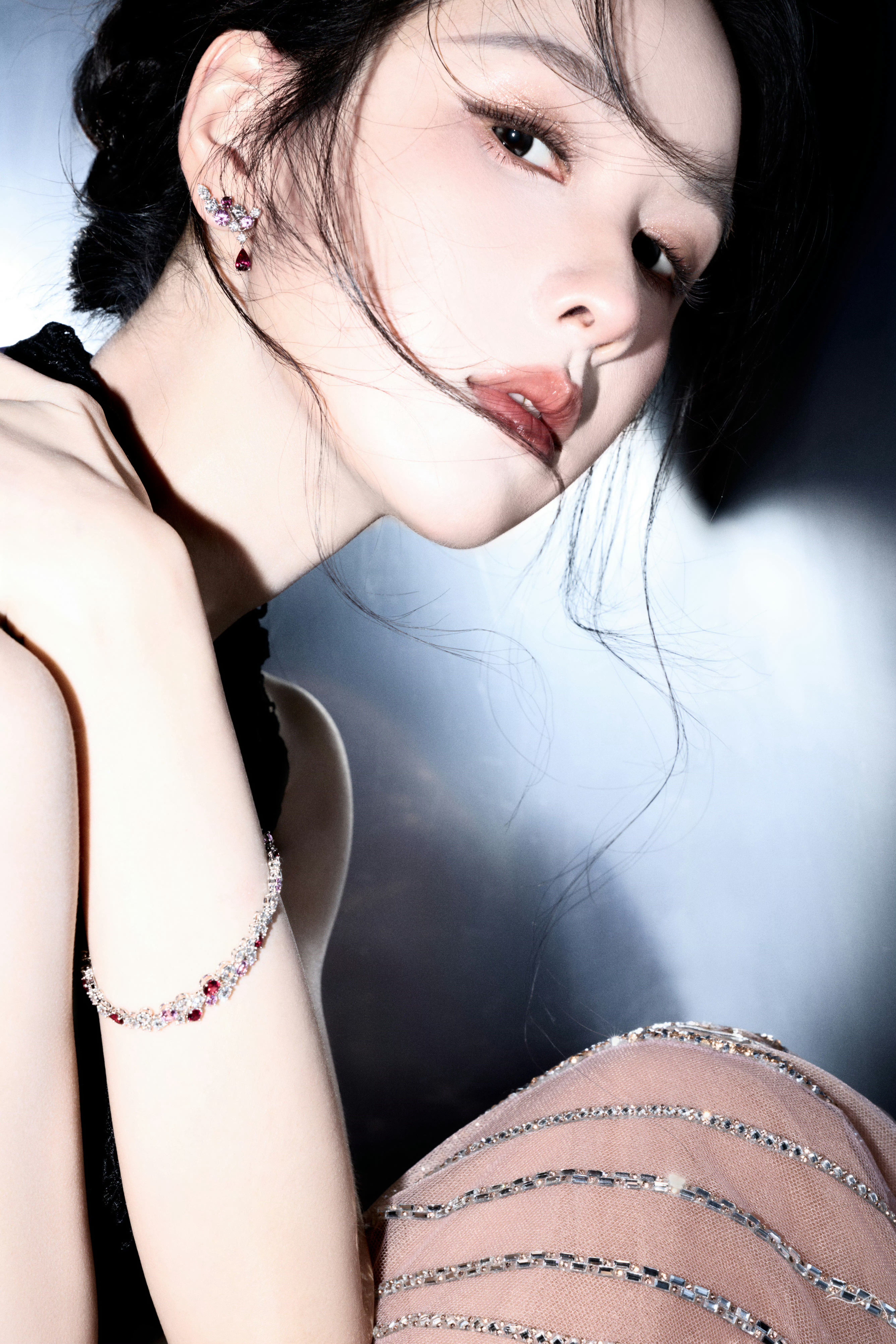 陈都灵x微博之夜造型图，身穿来自PeetDullaert特别定制裙