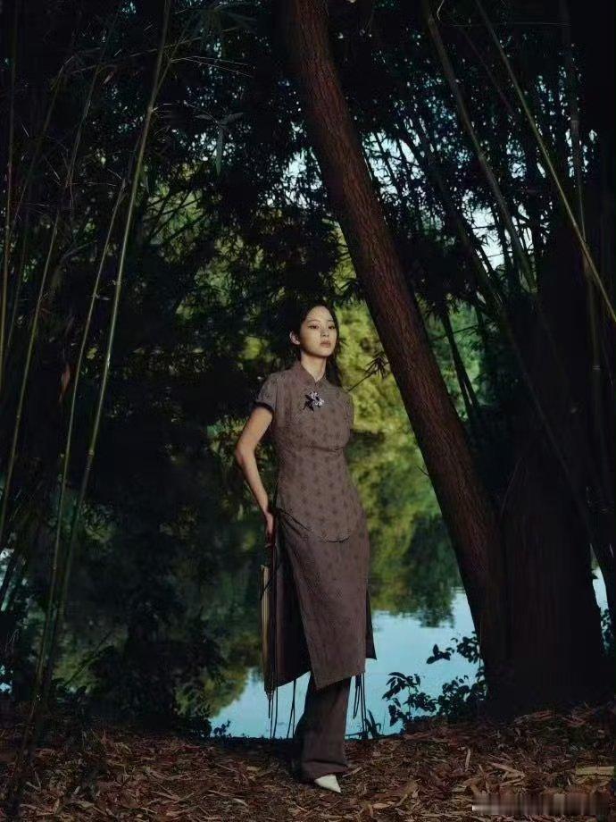 被欧阳娜娜游船穿搭挠了下心窝谁懂啊！欧阳娜娜游船造型美到心巴～简约白裙质感高级，