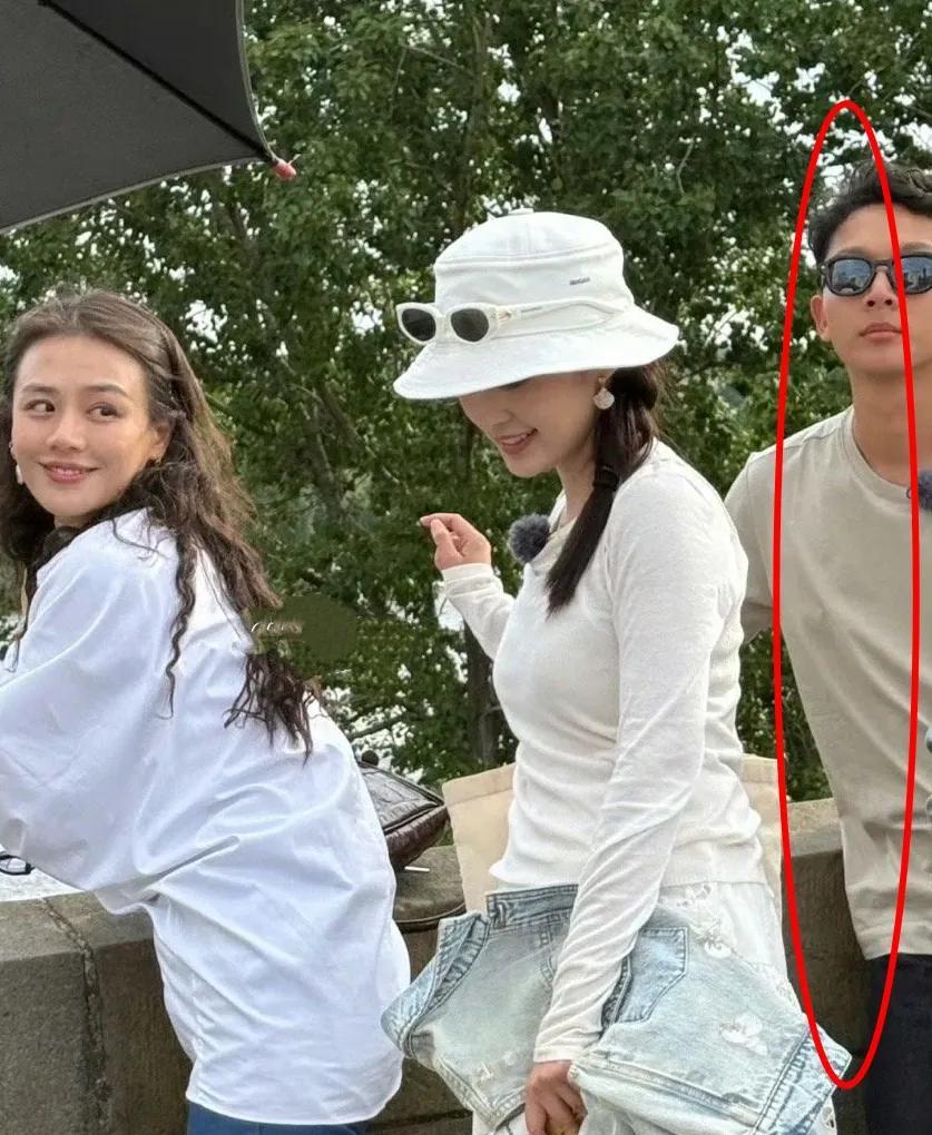 张晚意这小子不用妆容管理了，在《花少》可以放飞自我了，穿搭也好实在[笑着哭][笑哭