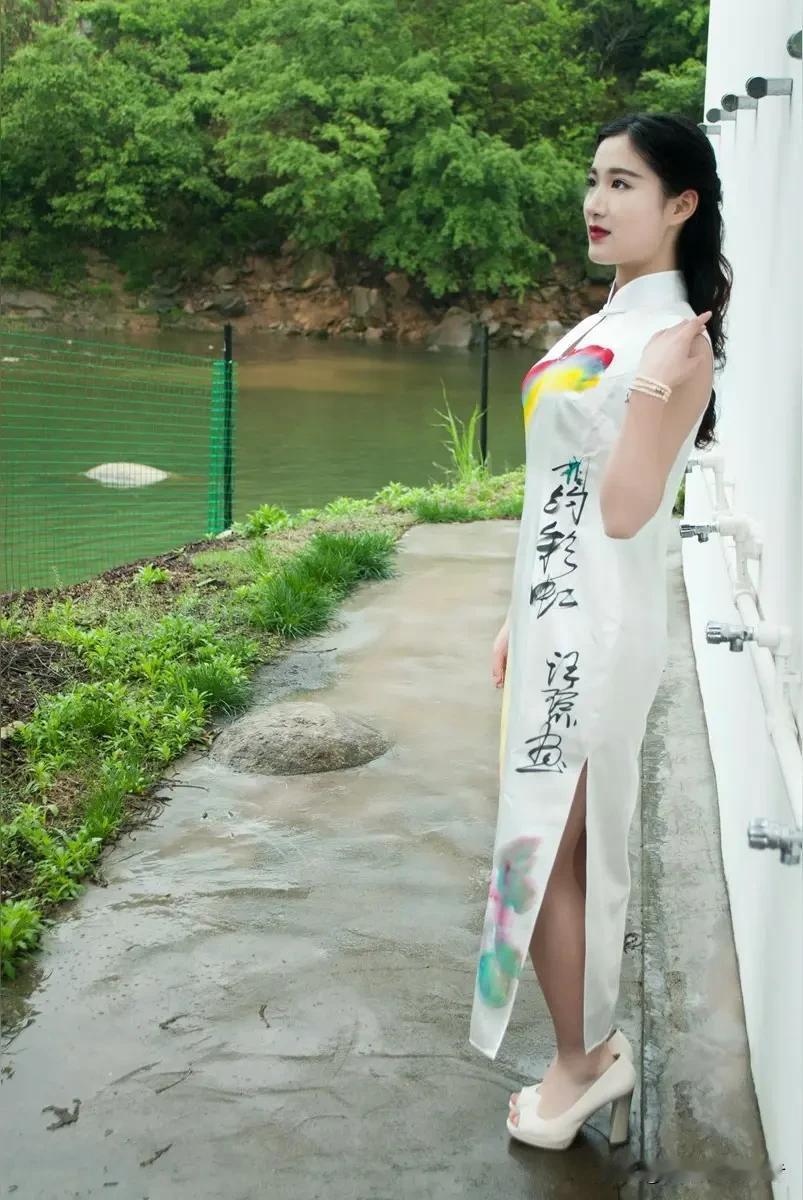 网红旗袍穿搭引热议，实体经营困境该如何破局城市街头亮眼穿搭总能快速闯入大众