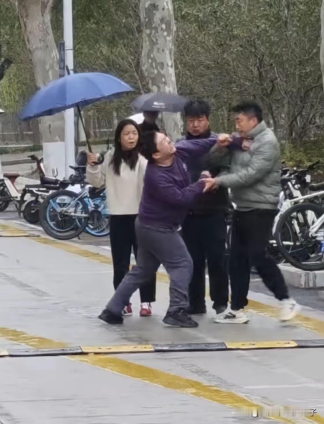 终于知道老师为什么要请杀哥吃汉堡了，原来杀哥已经不是第一次和老师发生冲突，有同学