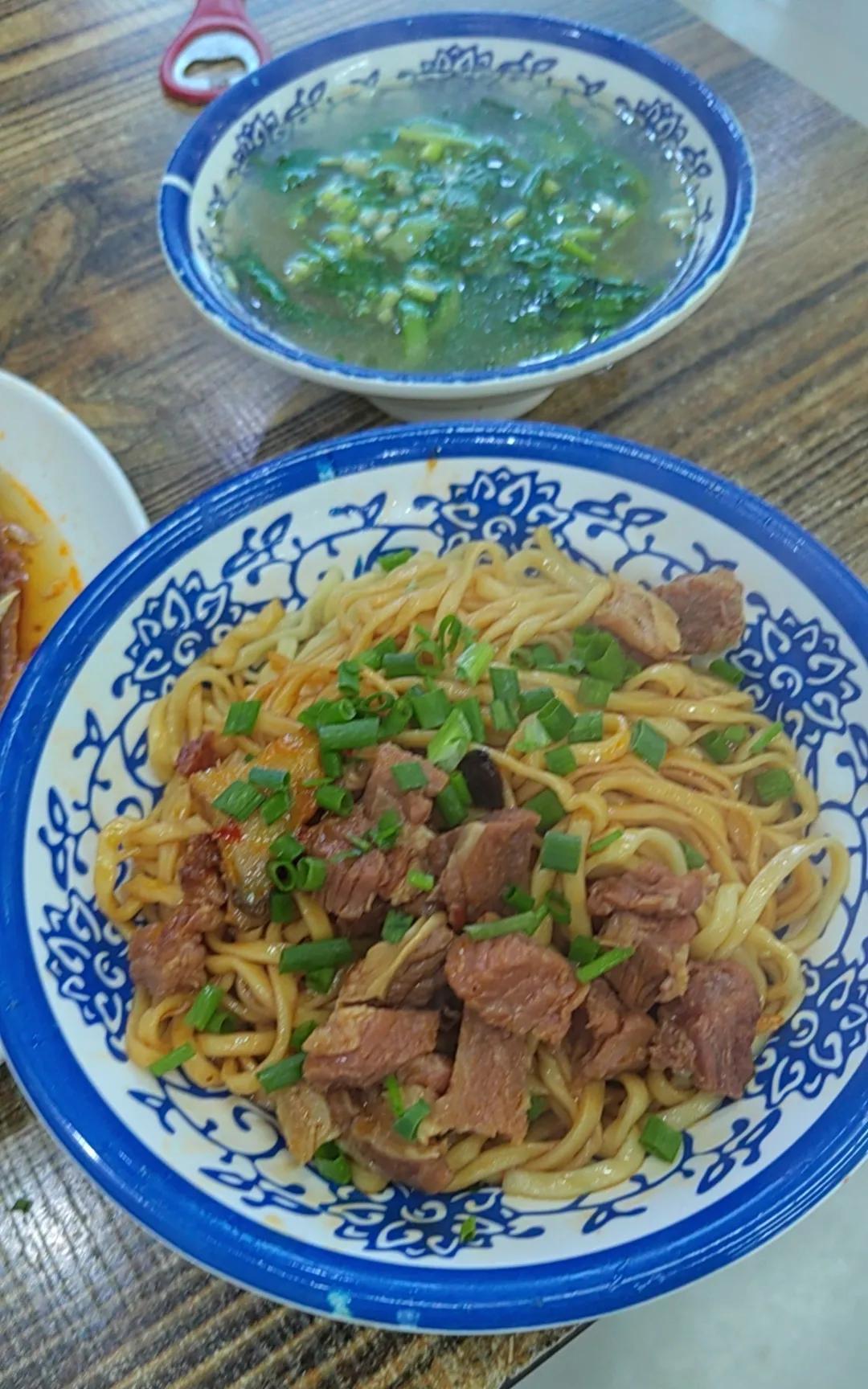以前自己认为自己的喝酒口感能够品出酒的价格，但是直到昨天晚上和同事在地摊上喝了一