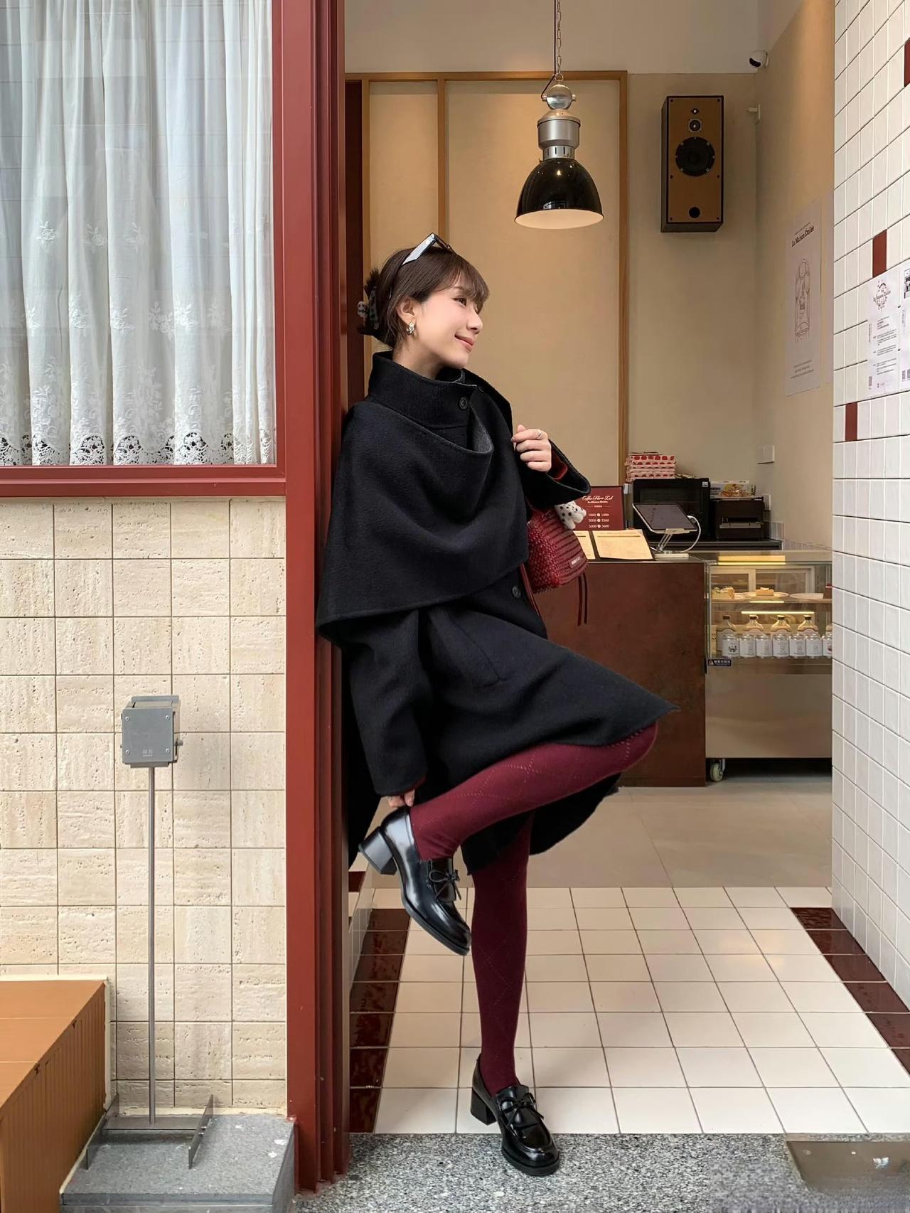 这套是复古优雅风，很适合秋冬的咖啡馆、文艺小店等室内休闲场合~核心是黑色斗