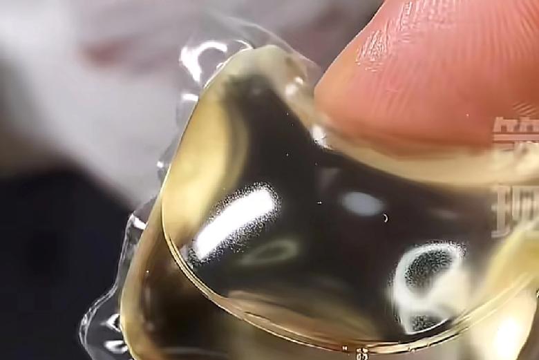 也没人告诉我们这个东西这么危险浙江杭州一位女子在准备用洗衣机洗衣服的时候，出于