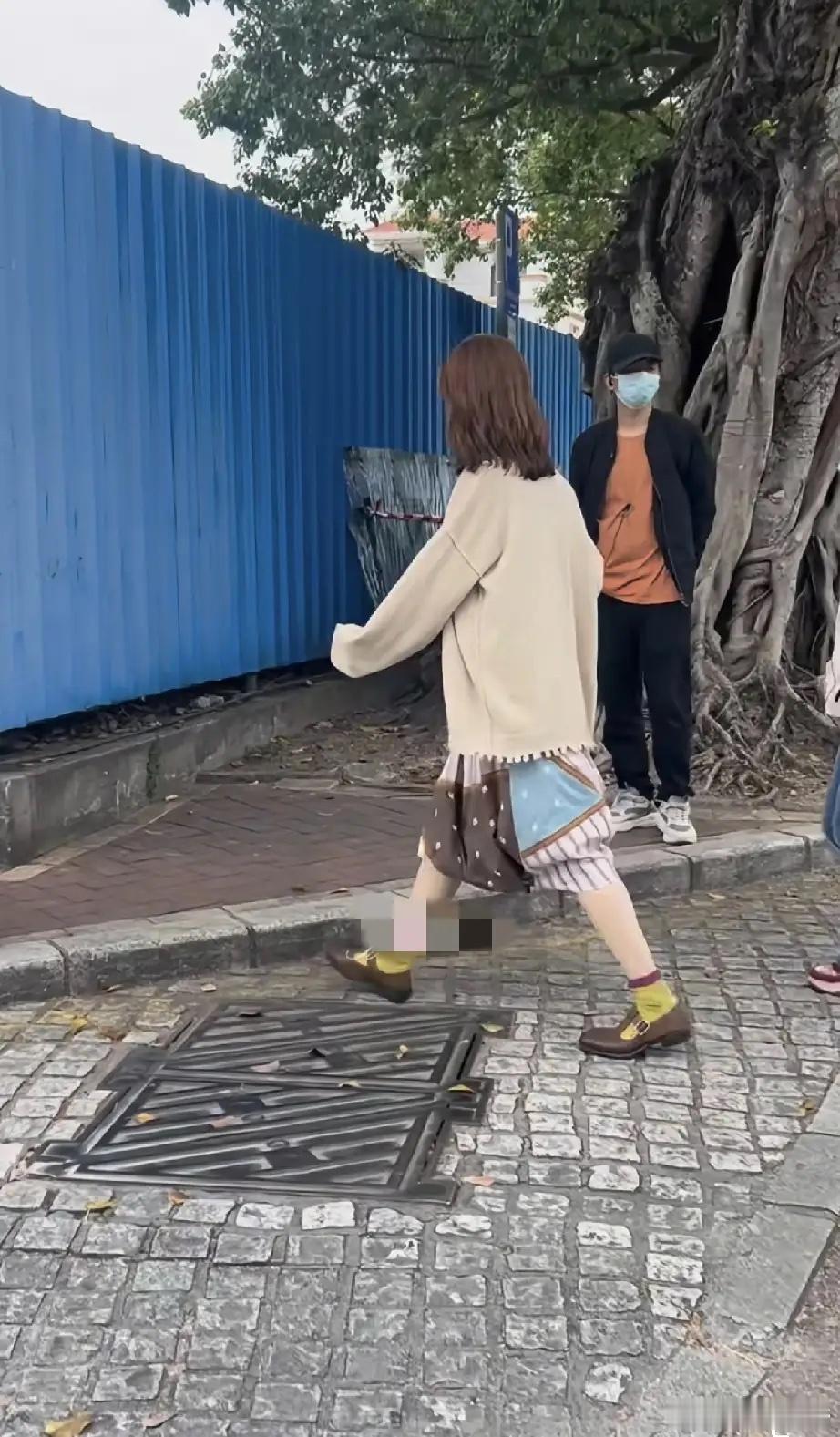 金晨肇事逃逸被罚后露面，有网友在中国澳门街头看到了金晨，她肯定是过来有拍摄任务要