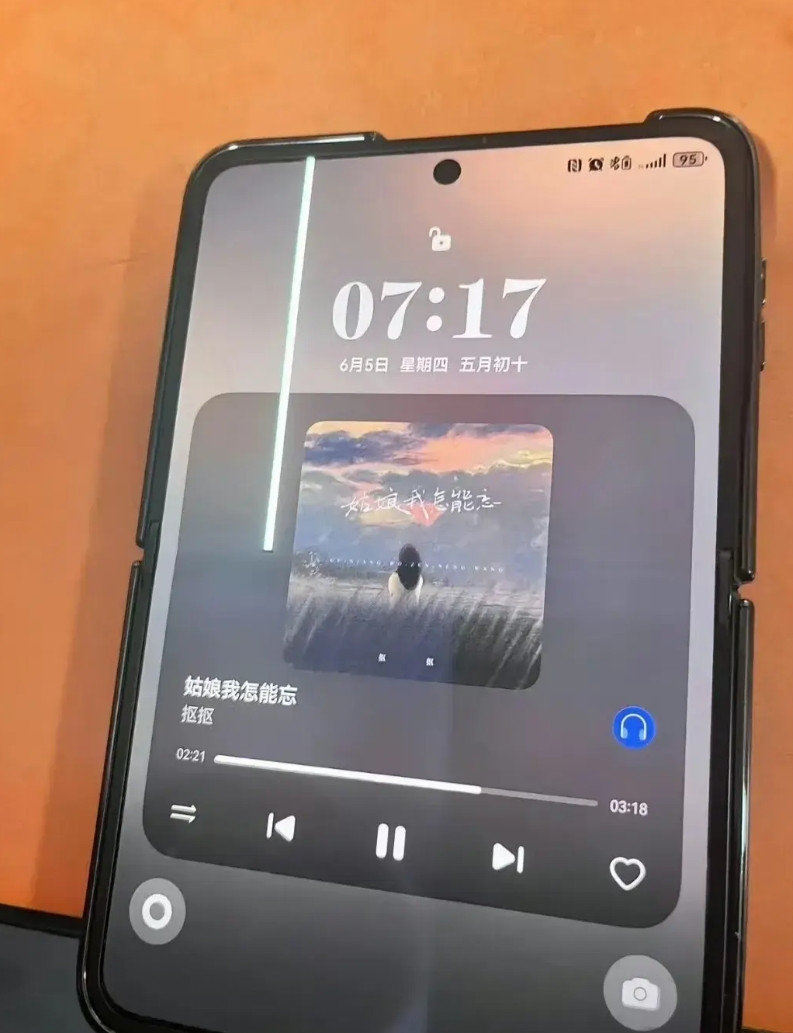 华为阔折叠漏液了？某自媒体人说他的华为puraX漏液了，凭这两张图我没看出哪里