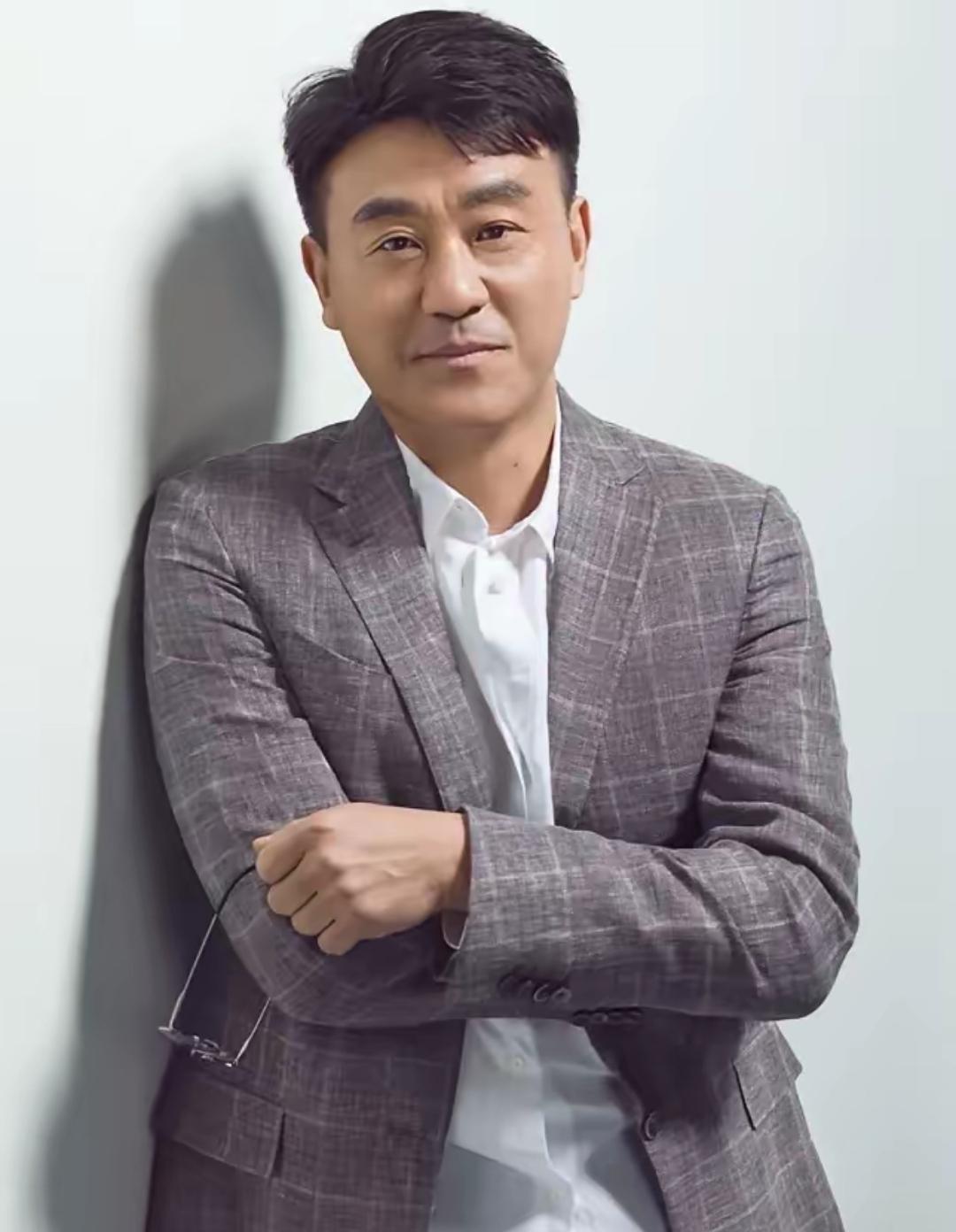 演员何冰说，我永远不跟我太太争论两件事情。第一，做饭的味道永远不争论，答案是唯一