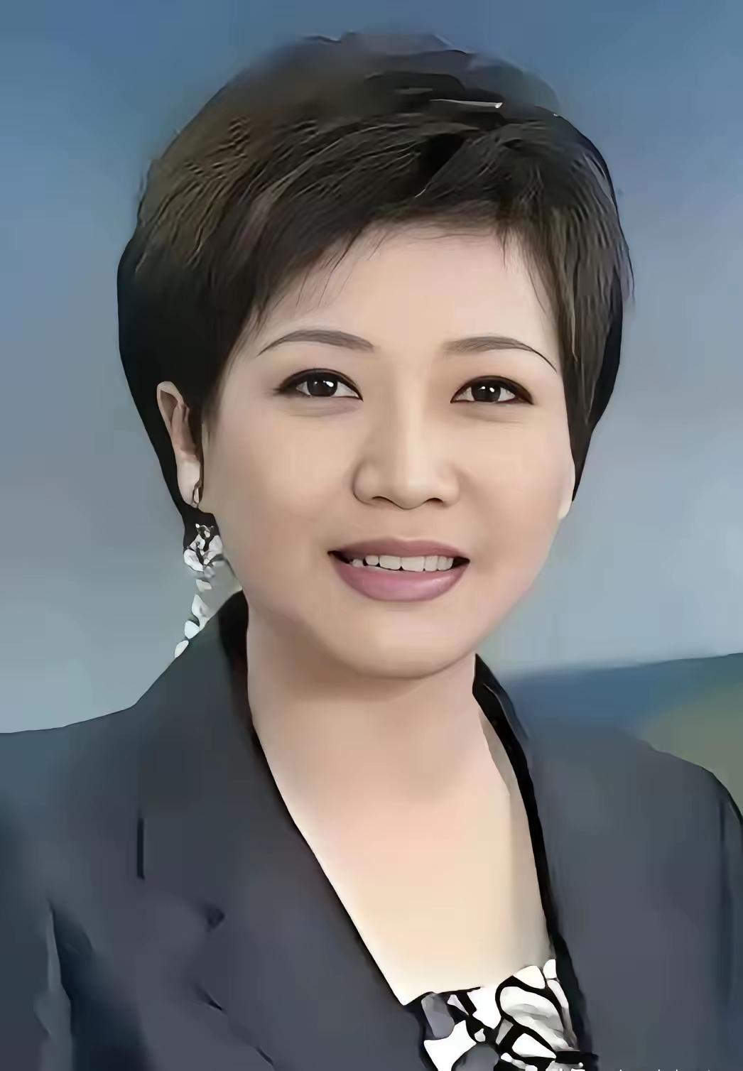 央视最美的女主持人你们认识她吗？她一眼就看出来了她的福气之相，她梳着短发，给