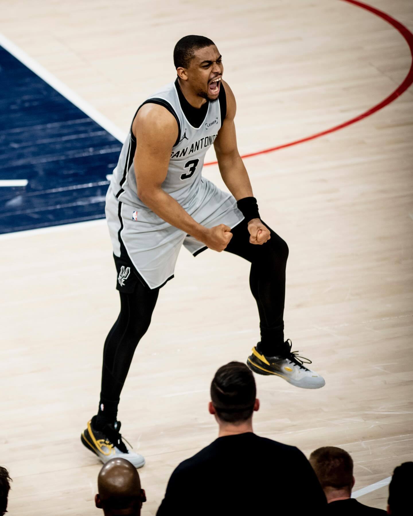 凯尔登-约翰逊马刺生涯总得分来到6673分，超越伦纳德（6654分）升至马刺队史