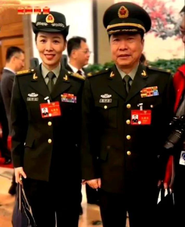 杨利伟将军与王亚平大校的一张珍贵合影。航天英雄、这才是国人特别是年轻一代人该追
