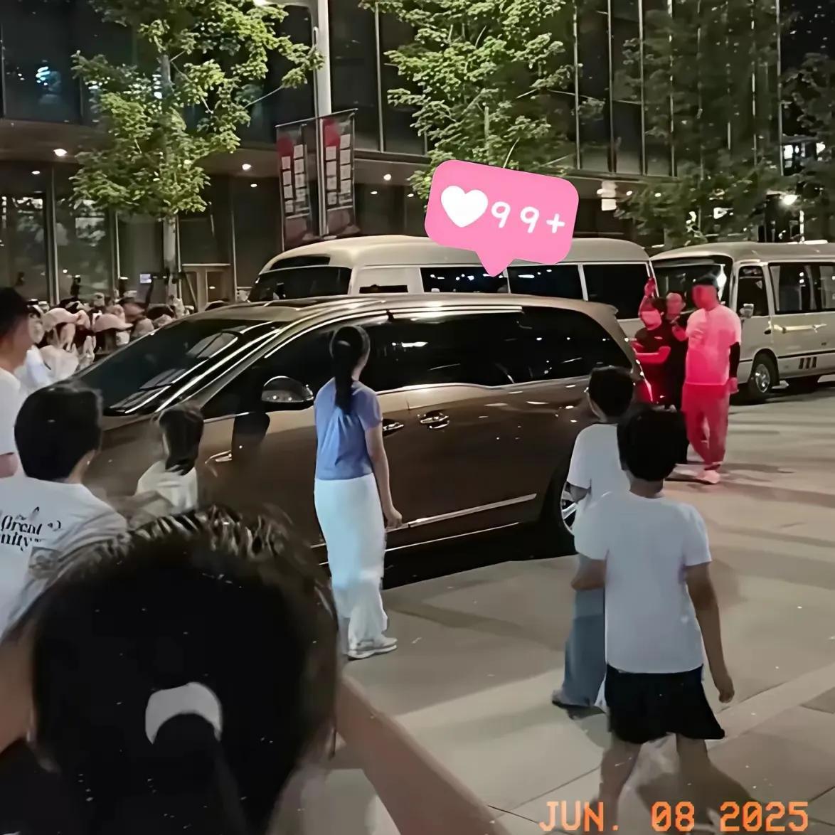 莎莎的人气有多高，看看大晚上酒店门口的围观群众就知道了，黑压压一片。大家都伸长