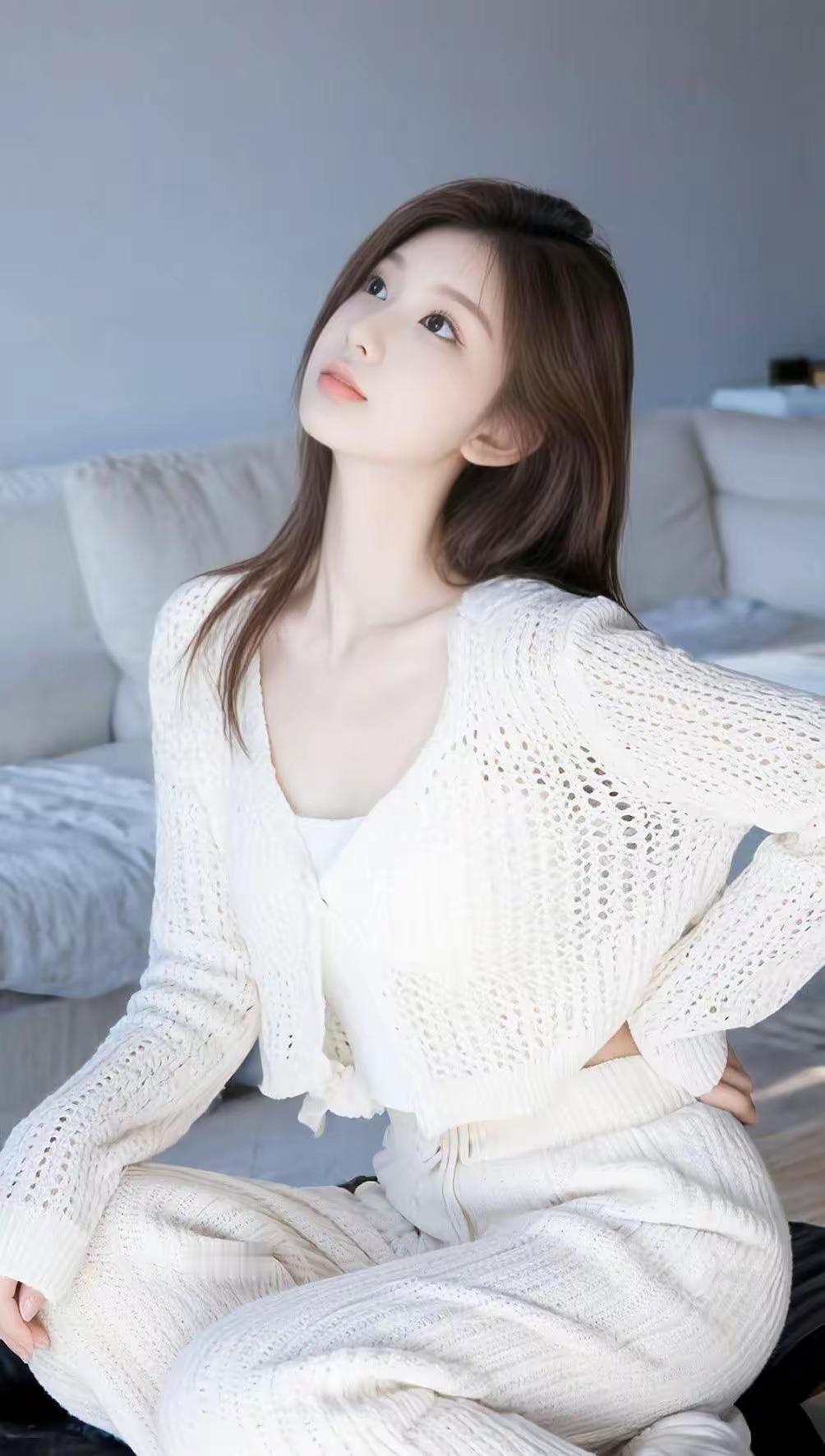 午后的软白心事穿一身蓬松的白，陷在午后的光里抬头放空。风裹着窗帘晃了晃，那些没