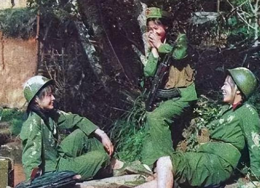 1979年春，25岁的黄干宗在云南边境密林中遭遇人生剧变——两名越南女兵用枪口将